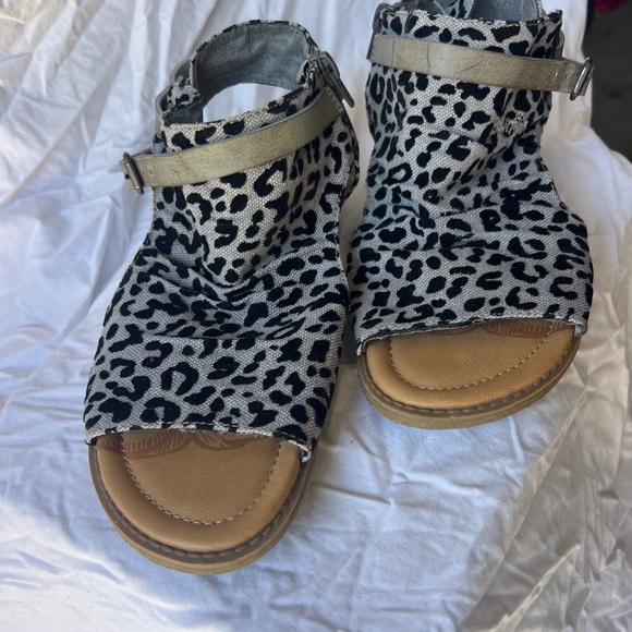 Sandals - Picture 1 of 3